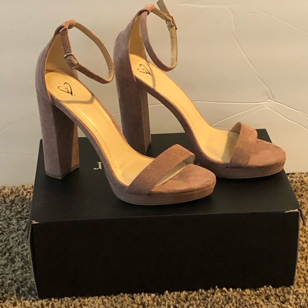 Nice pair suede pumps (never worn)